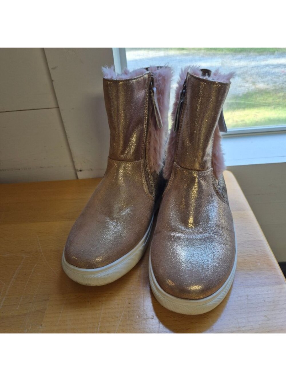 Steve Madden Girls Size 4 Metallic Rose Gold Faux Fur-Lined Ankle Boots With Si - Picture 4 of 9